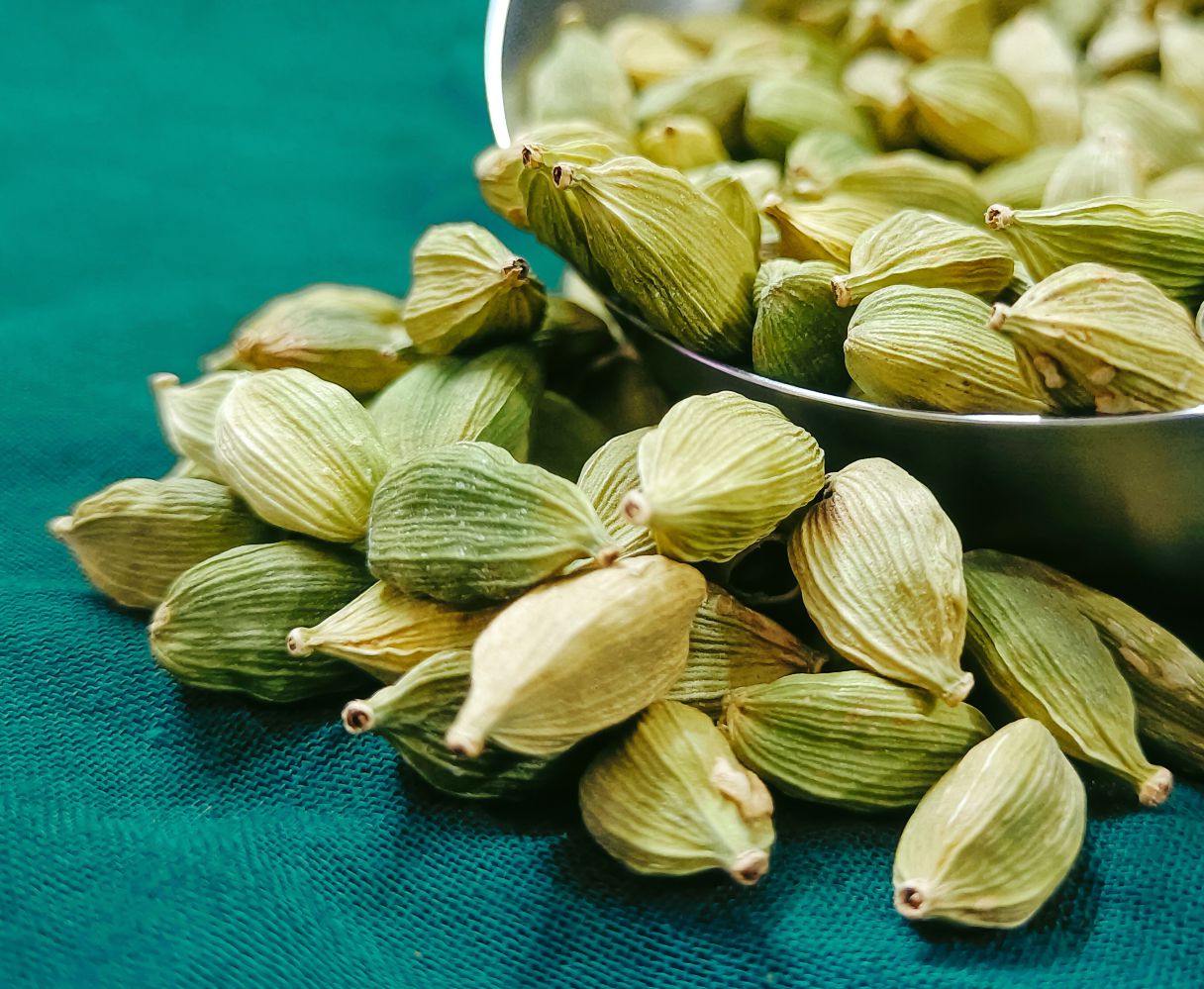 Cardamome par HOT EARTH : Origine, Bienfaits & Utilisations Culinaires